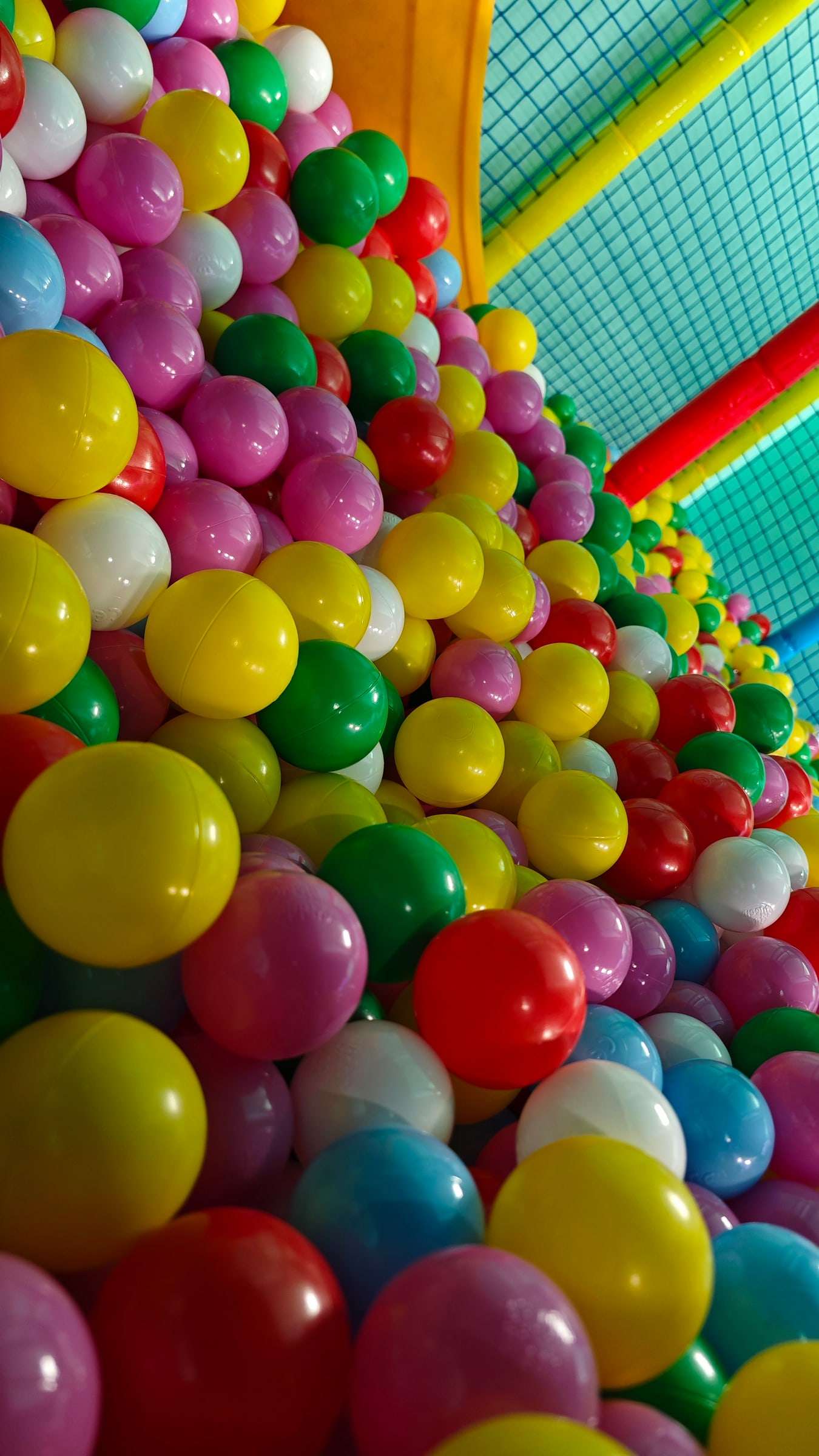 Piscina de bolas de colores del parque infantil