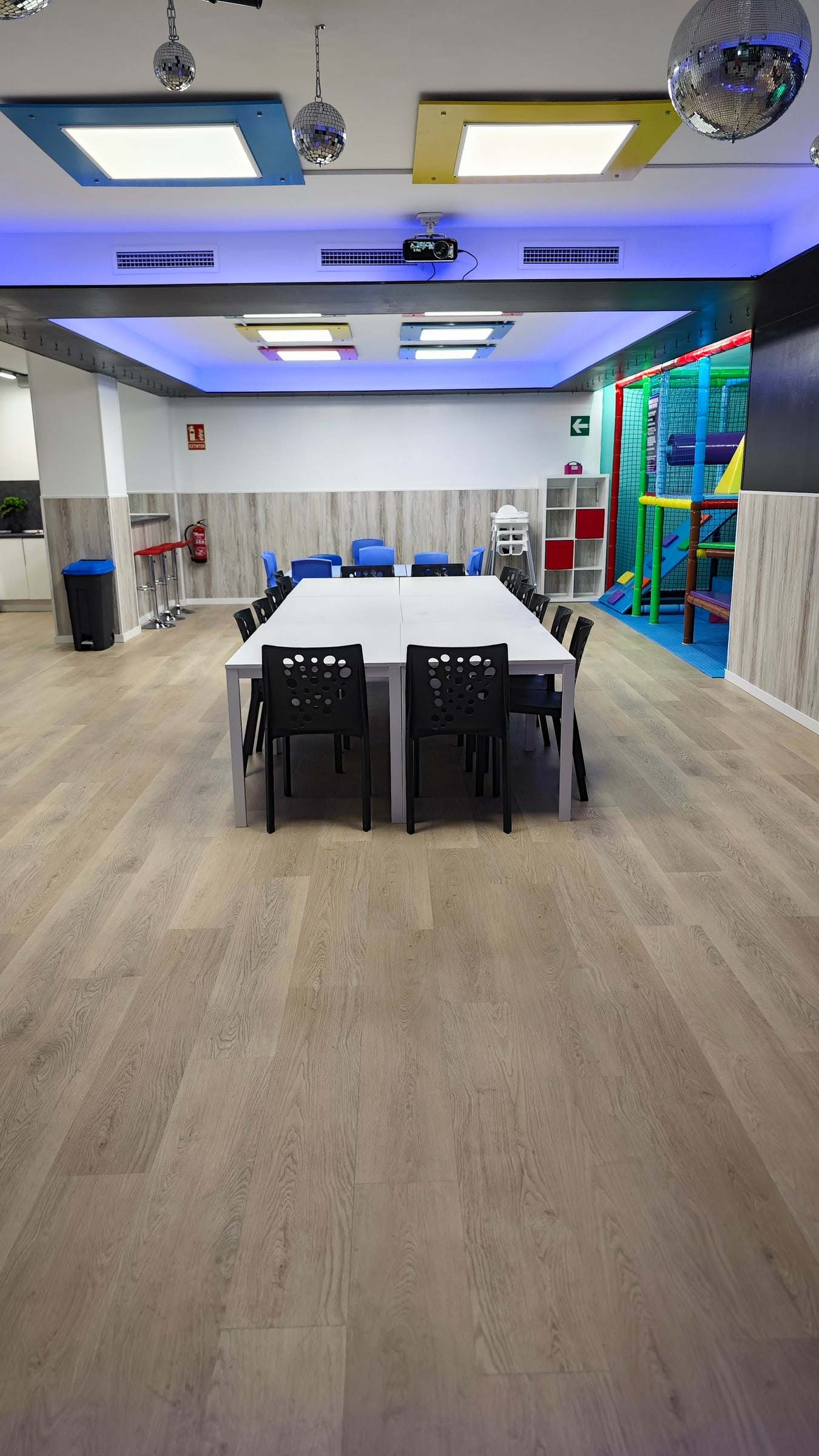 Vista general de la sala con la mesa de comedor y el techo iluminado