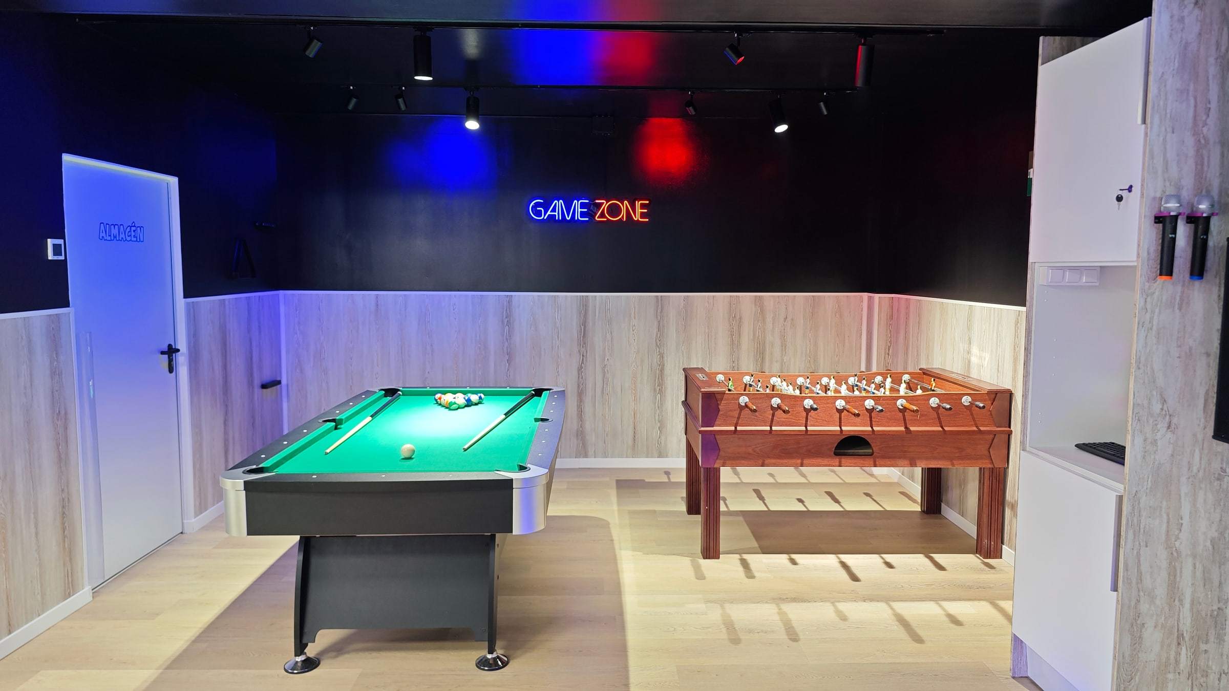 Zona de juegos con mesa de billar y futbolín